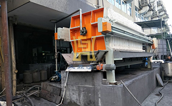 板框壓濾機(jī)在每塊濾板的板面中為什么設(shè)有二個(gè)小孔